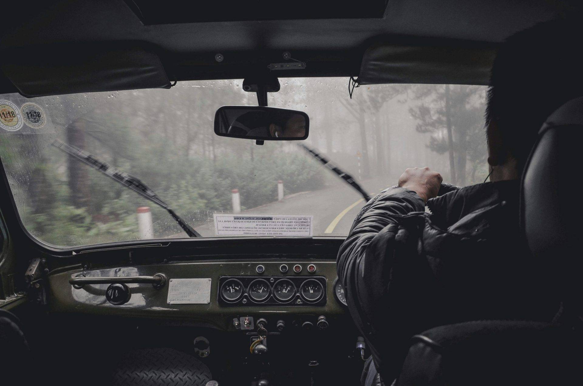 Blick aus dem Auto bei Nebel