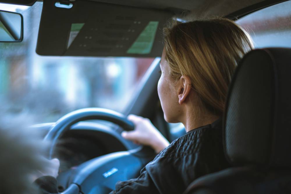 Frau am Steuer eines Autos